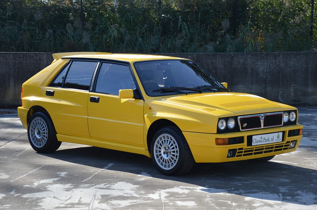 Lancia Delta sedan