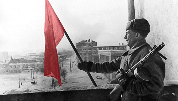 25-yanvarya_800_Krasnyy-flag-Pobedy-na-balkone-gostiniCy---Voronezh---25-yanvarya-1943-goda-2