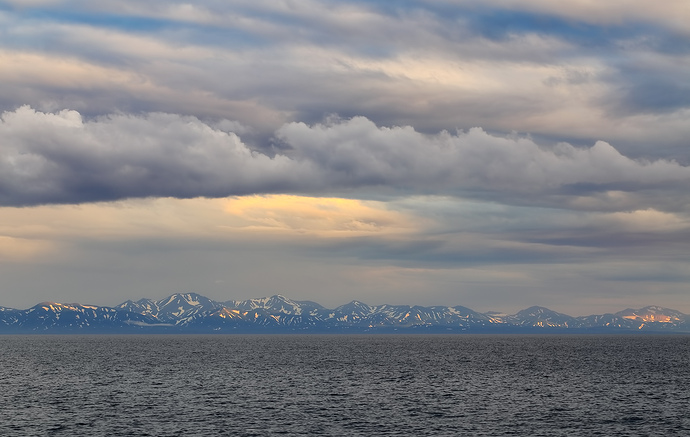 пёстрые облака, скалистые берега