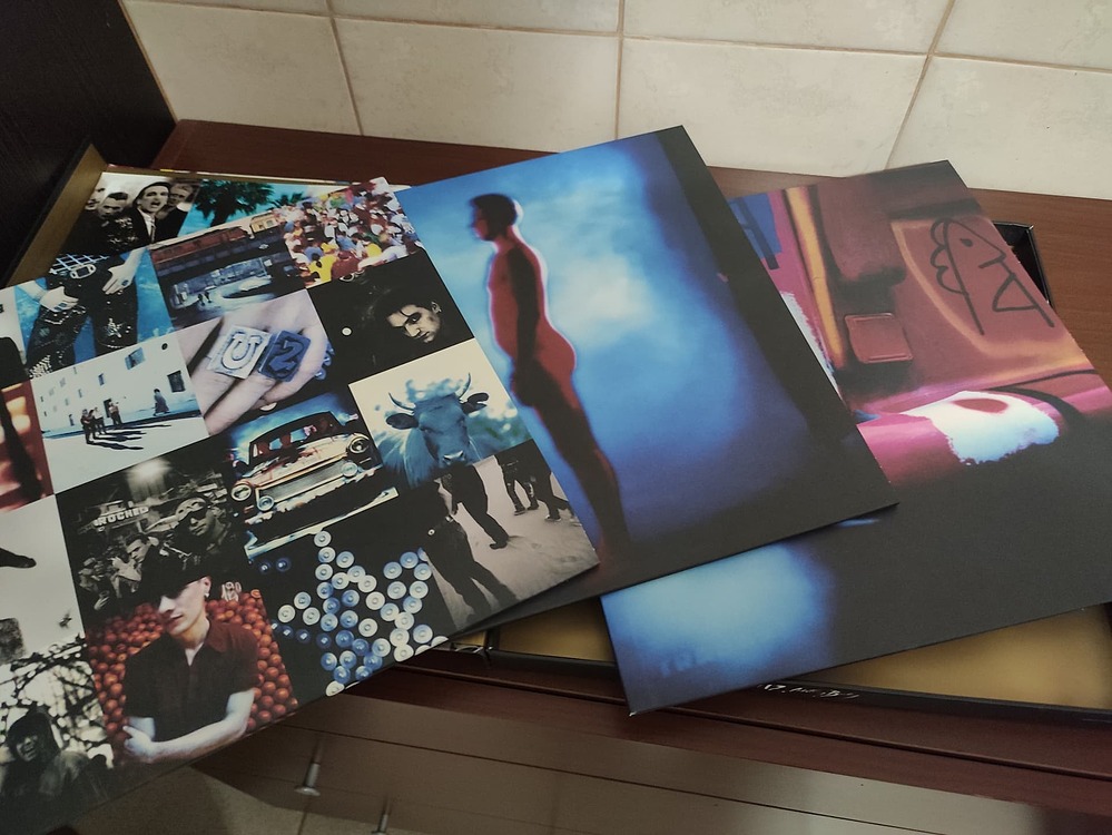 Старые диски и кассеты. Кассетный накопитель на магнитной ленте. Виниловая пластинка и кассета. Проигрыватель пластинок и кассет sony. Декор из дисков на стену.