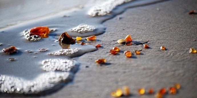 Янтарь на берегу