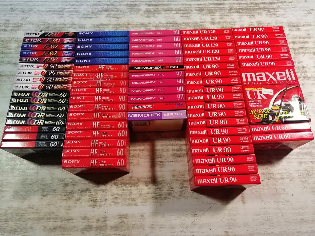 15 кассет. Красные кассеты купить.