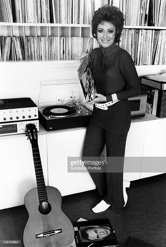 Caterina Valente posing beside a record player. Arosio, 1970 (Photo by Mondadori Portfolio by Getty Images)