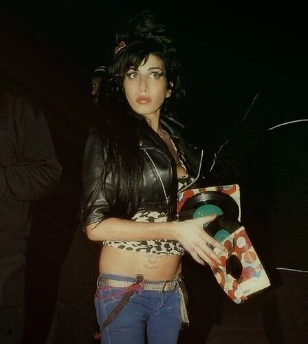 Amy Winehouse digs 45's