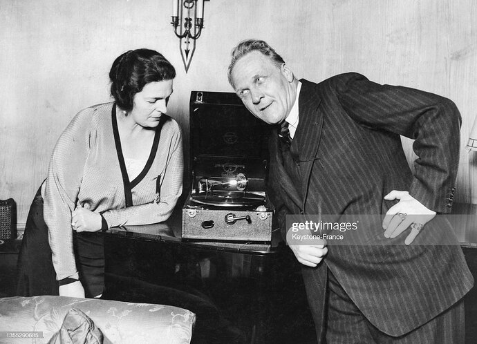 Fédor Chaliapine écoutant un disque, en mai 1931. (Photo by Keystone-FranceGamma-Rapho via Getty Images)