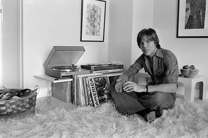 Le chanteur Patrick Juvet écoutant des disques chez lui en 1972, France. (Photo by Michel GINFRAY Gamma-Rapho via Getty Images)