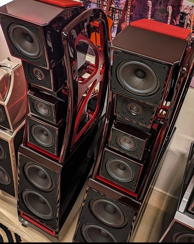 девушка с наушниками. музыкальная волна. наушники женщина. диджейский пульт. аудиозапись красивой.