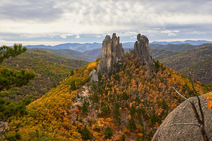 осенние скалы