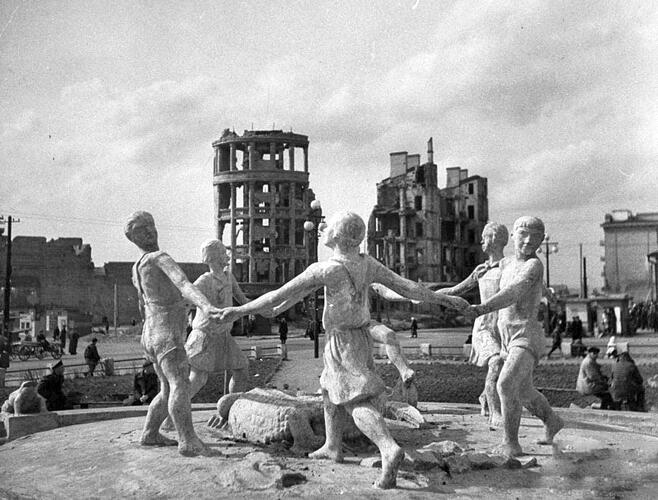 Сталинград, фонтан у вокзала