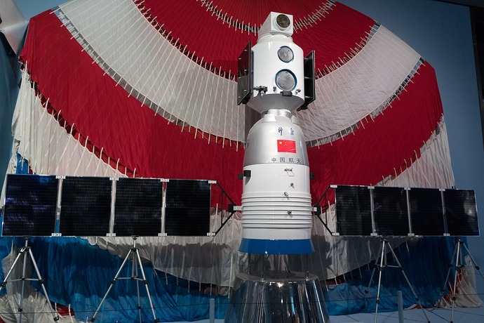 Shenzhou-5_mockup_and_parachute_at_NMC