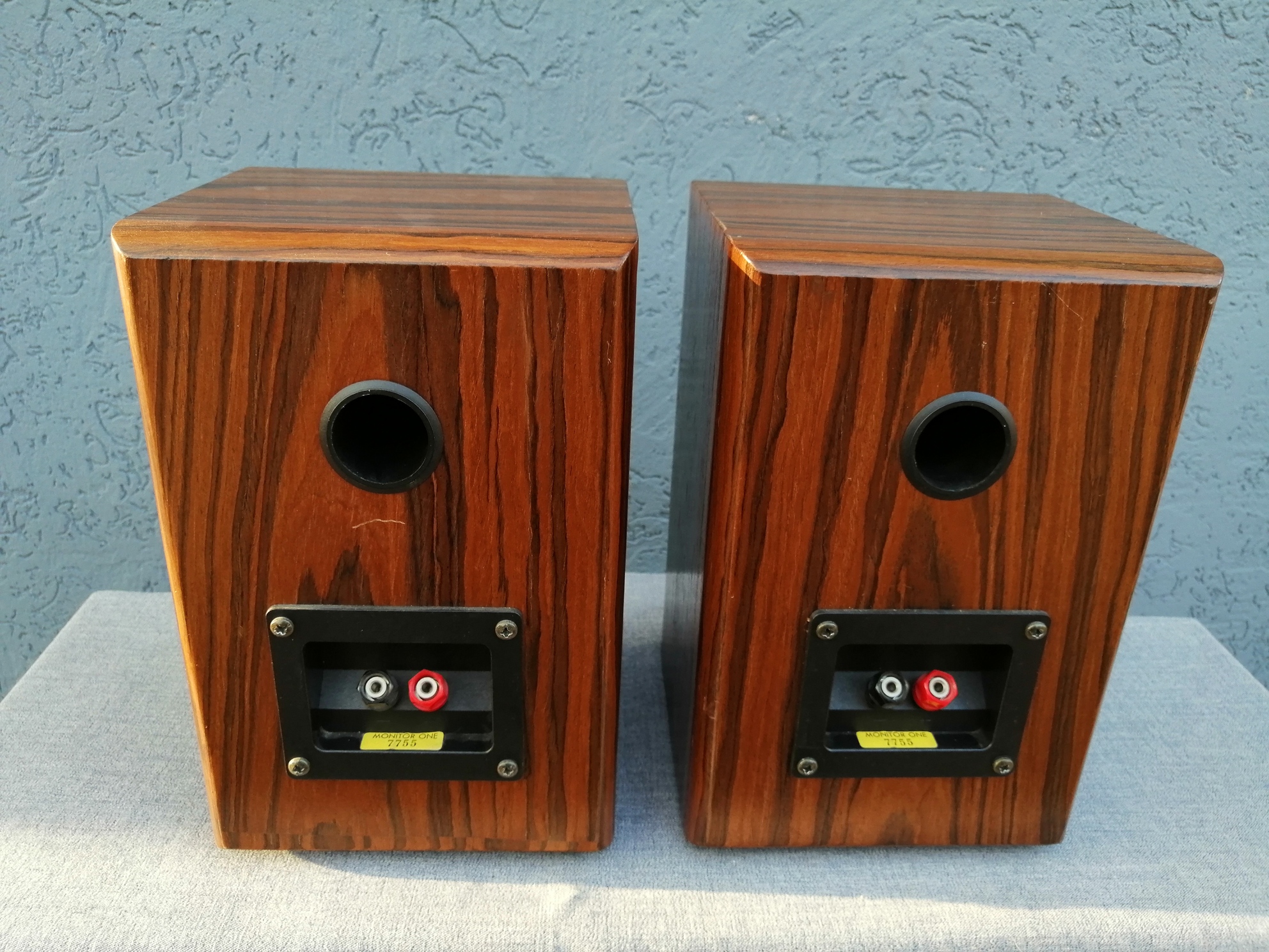 Monitor deals one speakers