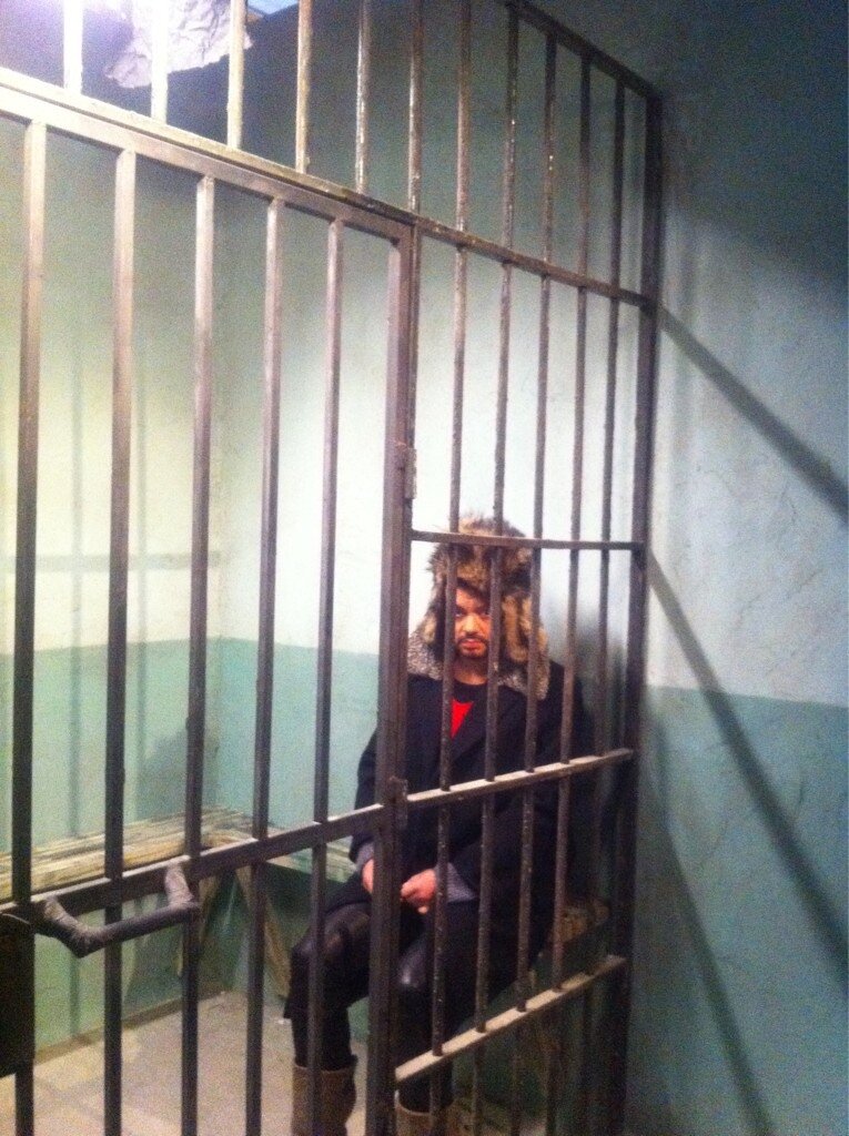 Воровка не хотела сидеть в обезьяннике за украденную сметану и пришлось сесть на член бдительного охранника Воровка не хотела сидеть в обезьяннике за украденную сметану и пришлось сесть на член бдительного охранника