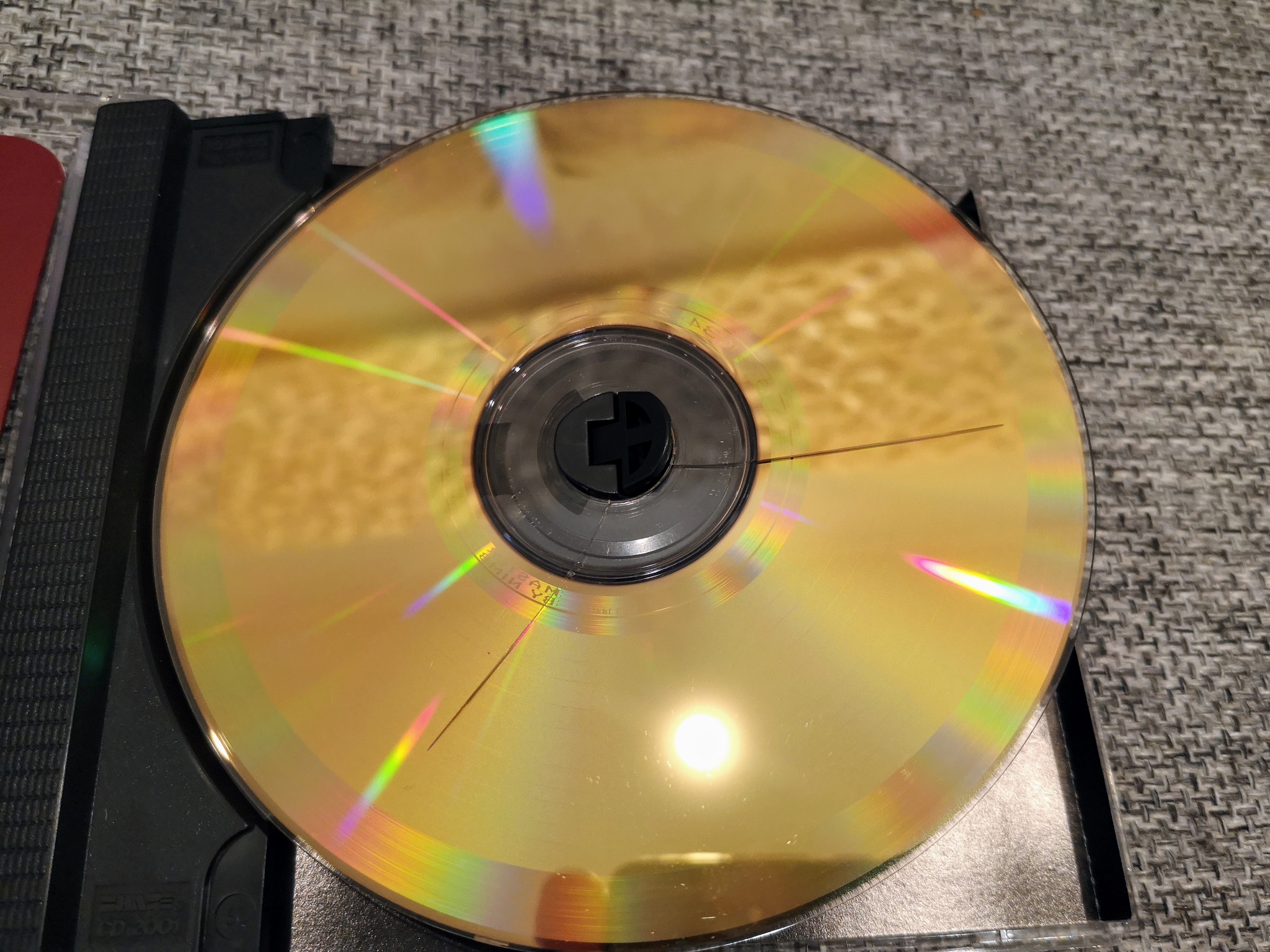 CD диск. Маленький компакт диск. CD диск альбом. Куда деть старые CD-диски.
