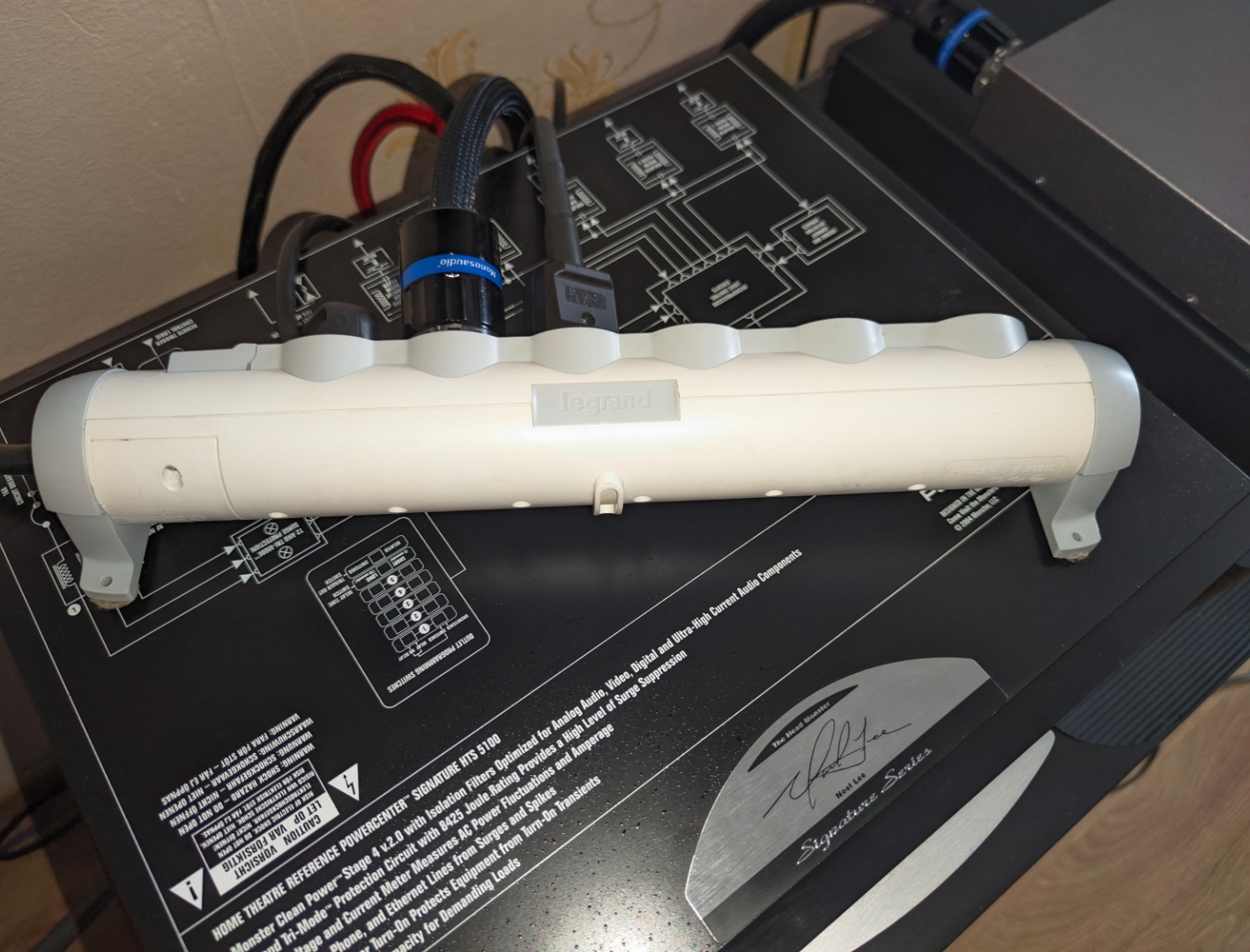 Monster Power HTS 2600 внутри. Monster Power HTS 2600 фото. Monster Power Center av inside.