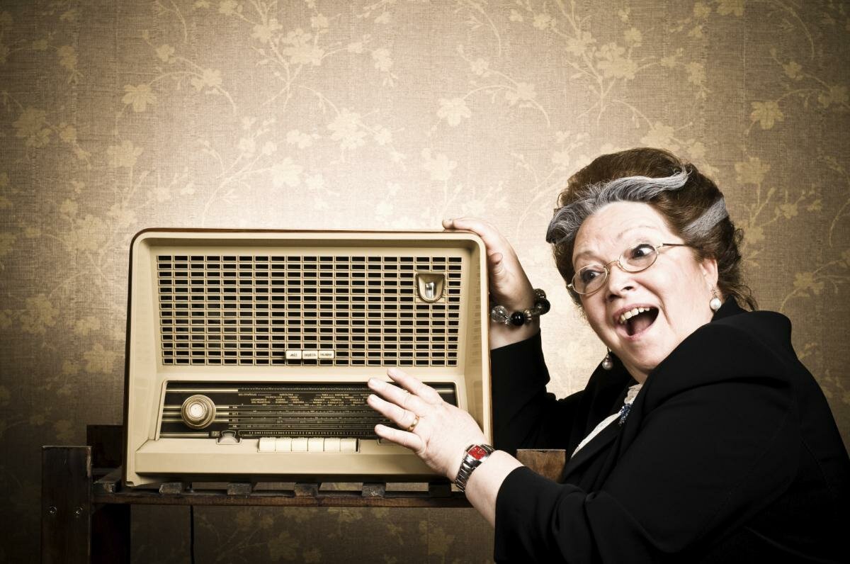 Радио звучание. Человек с радиоприемником. Девушка с радиоприемником. Радио картинки. Музыкальное радиовещание.