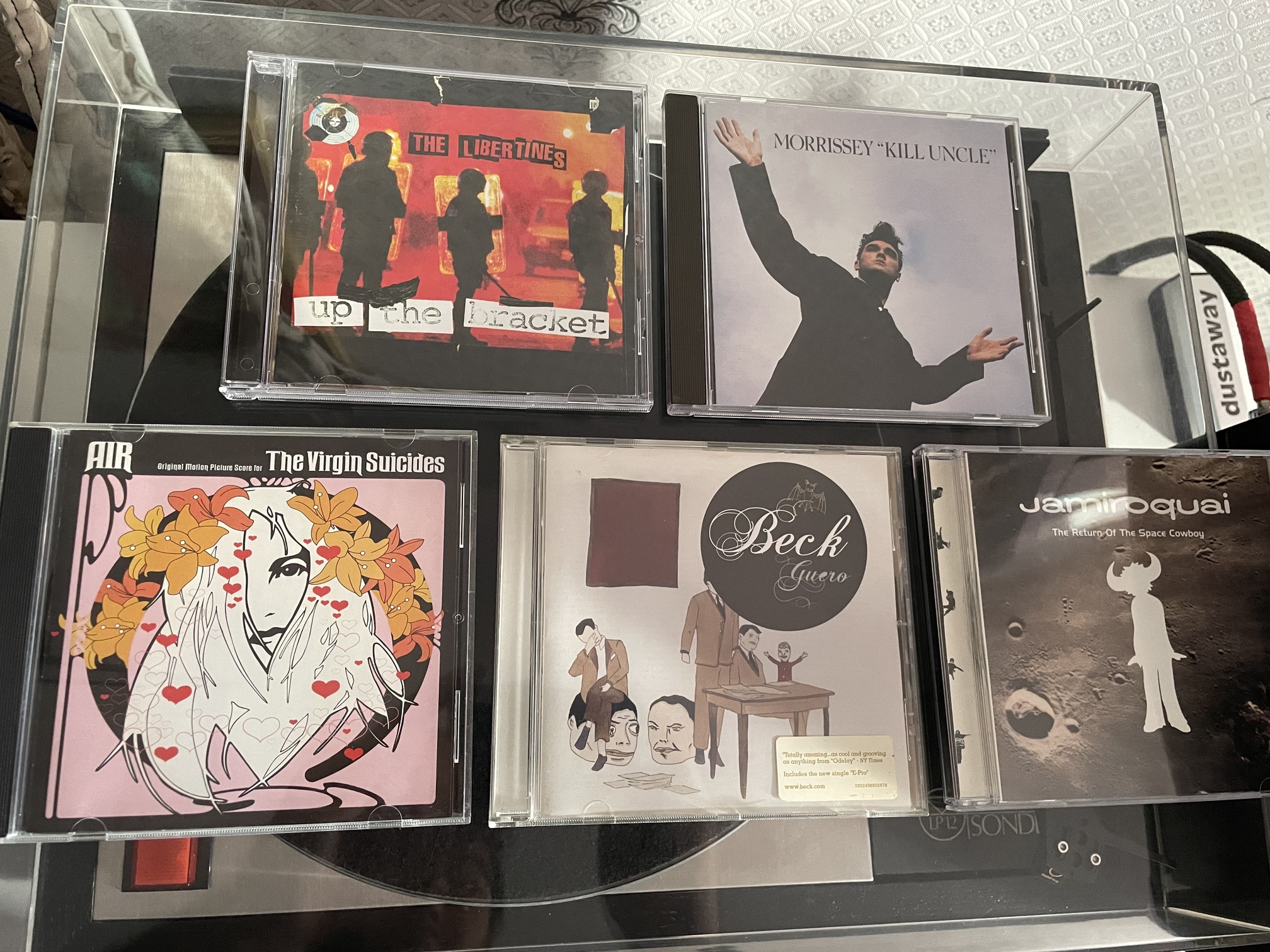 Кассеты и диски 2000х. Аудиокассета синий туман. Пластинки кассеты диски. Группа октябрь виниловый диск. Аудиокассета синий туман.