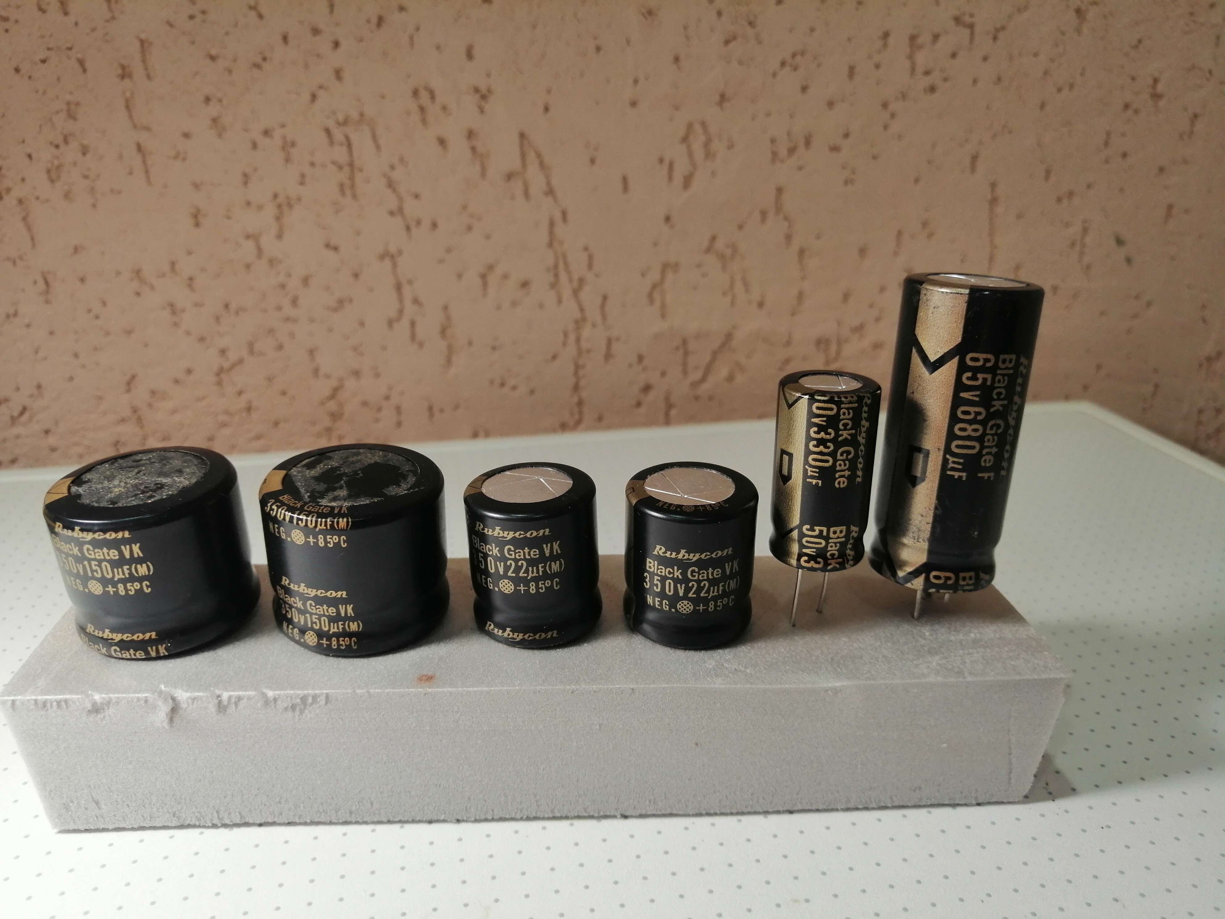 черный конденсатор. конденсаторы блэк гейн. блэк гейт. Black gate 470 16. блэк гейт.